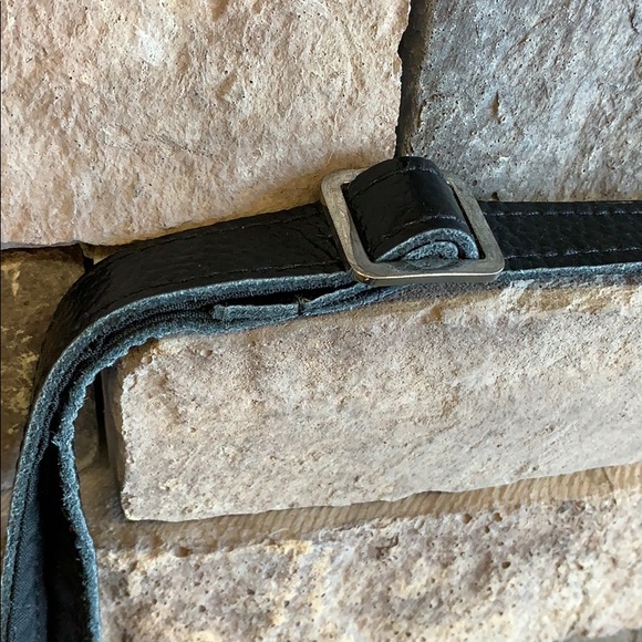 Kong Que Zhi Xiang | Black Floral Embroidered Bag - Picture 5 of 9